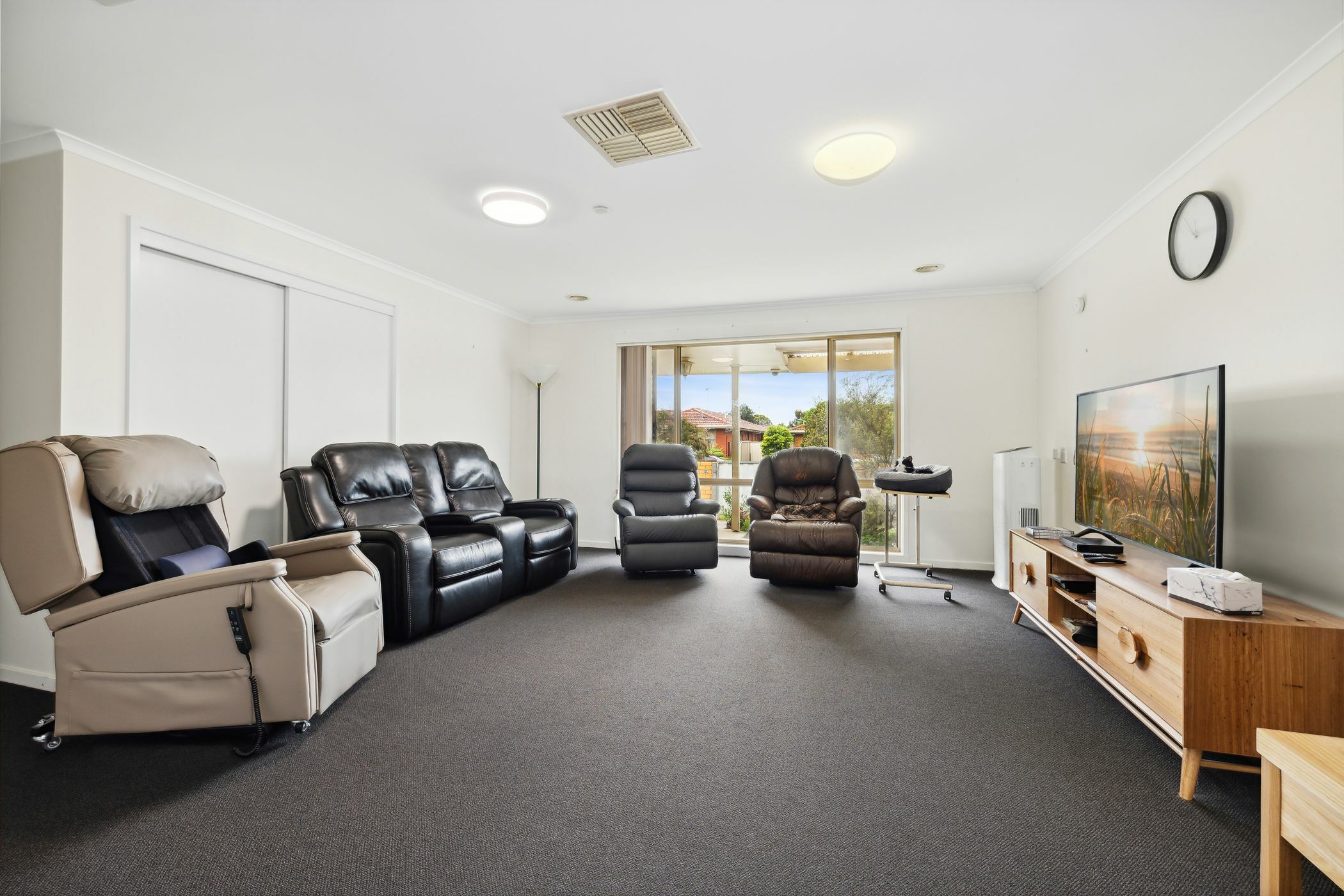 Relaxing home in tranquil setting — Home image 6