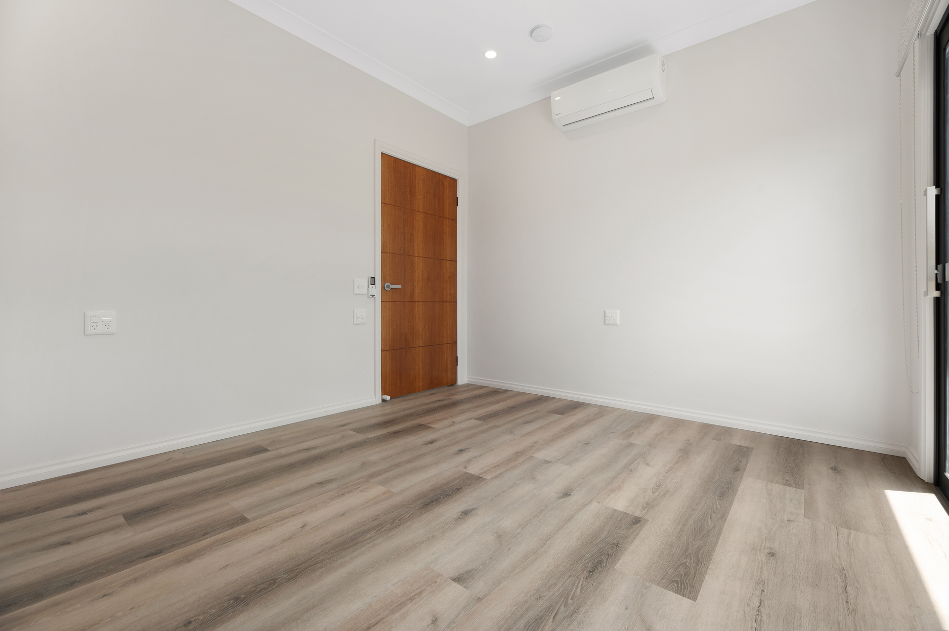 Brand new 2 person Split Robust or IL House Ready Now — Home image 6