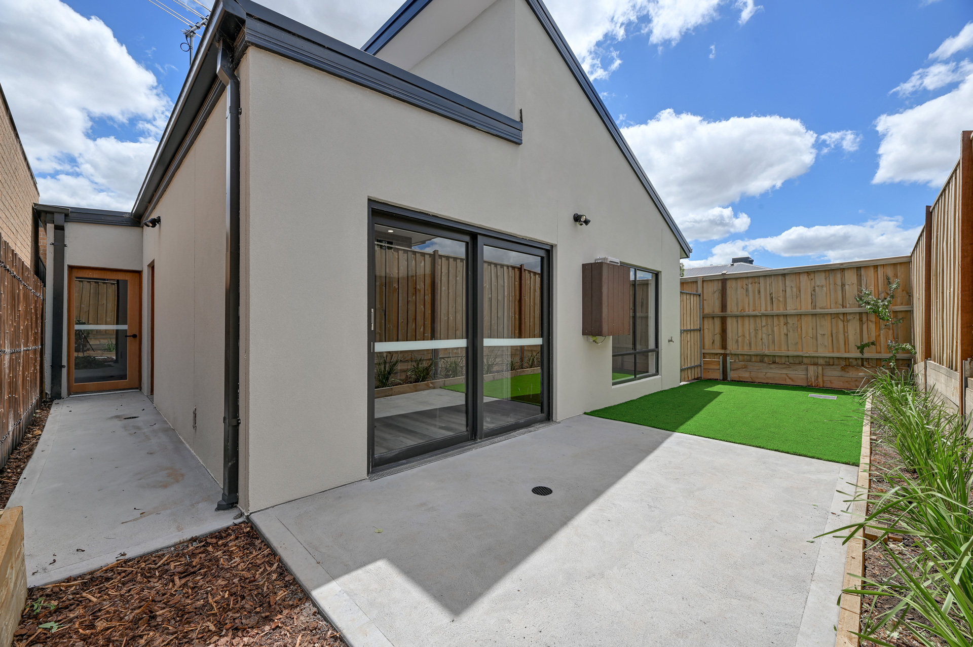Brand new 2 person Split Robust or IL House Ready Now — Home image 9