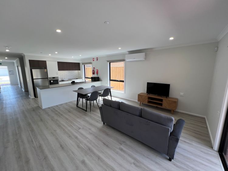 Modern 2-Bedroom Home on Guru Blvd, Lynbrook — Home image 5