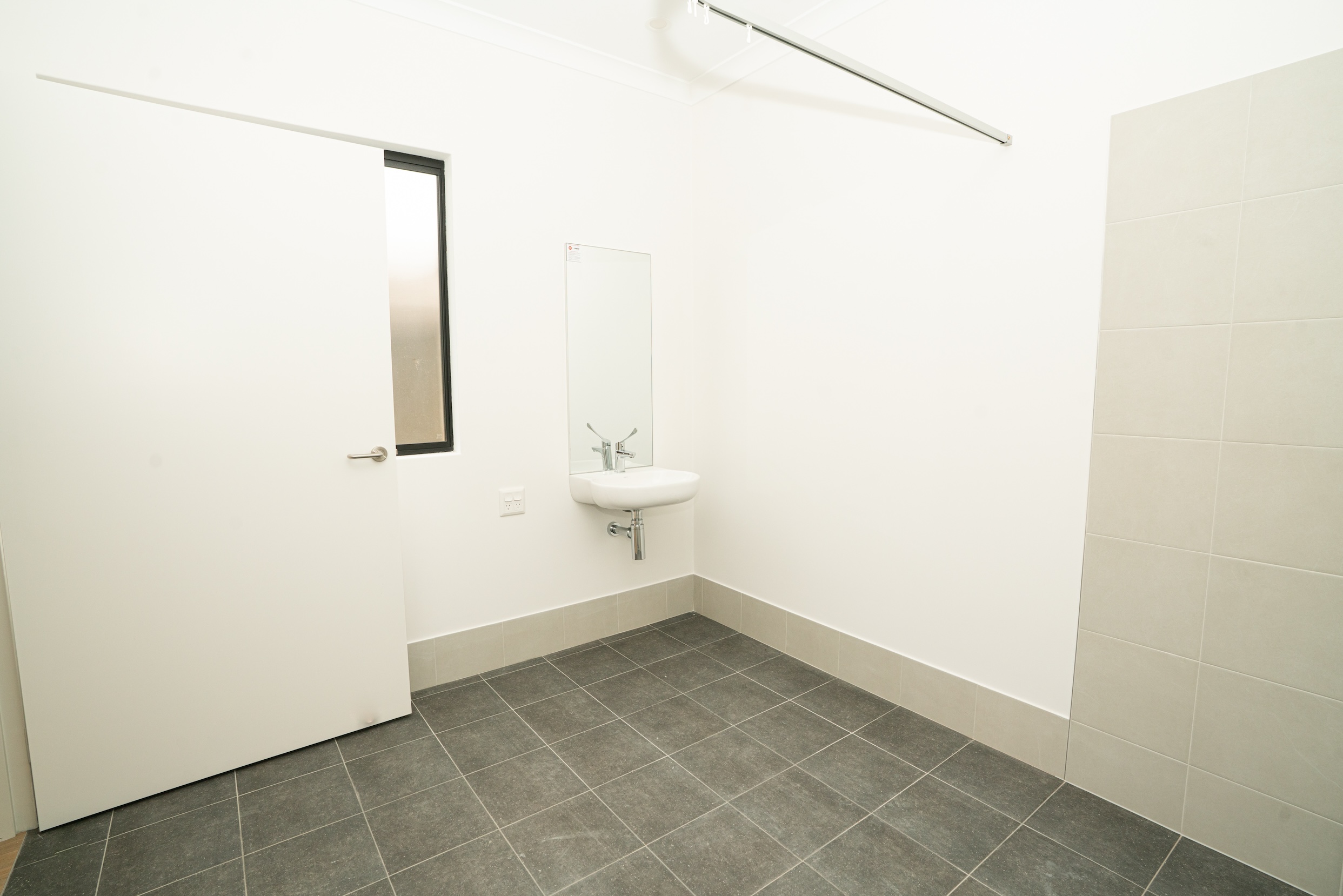 Baldivis 2 BED - HPS Home with 24/7 Support Room ! Enquire NOW — Home image 3