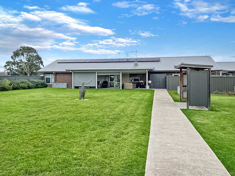 Robust property in scenic Colac — Home image 2