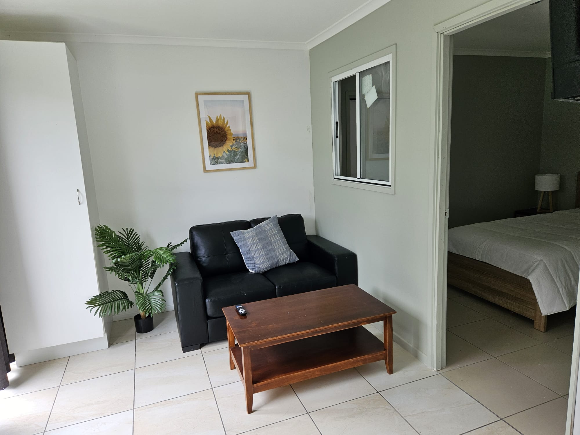 For Sole Occupancy- Fully furnished- Close to ameneties — Home image 2