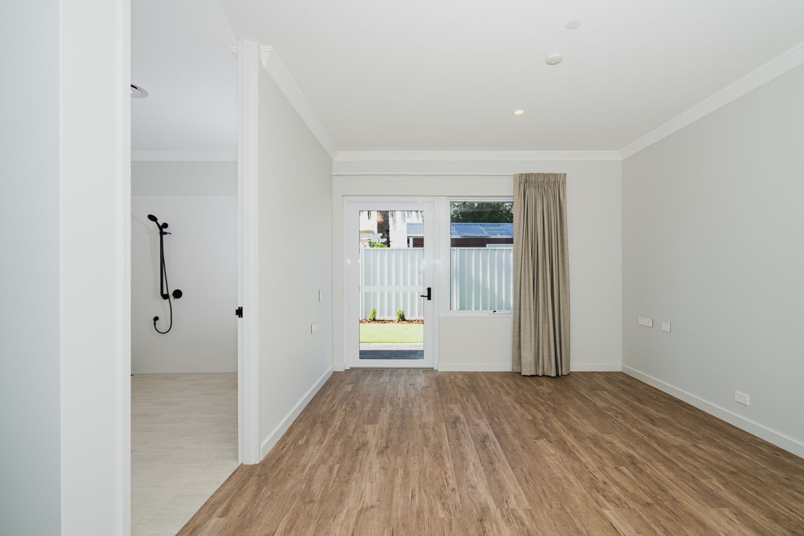 TWO spacious, luxury homes : 2 bedroom and 3 bedroom for sharing. Disability Accommodation — Home image 2