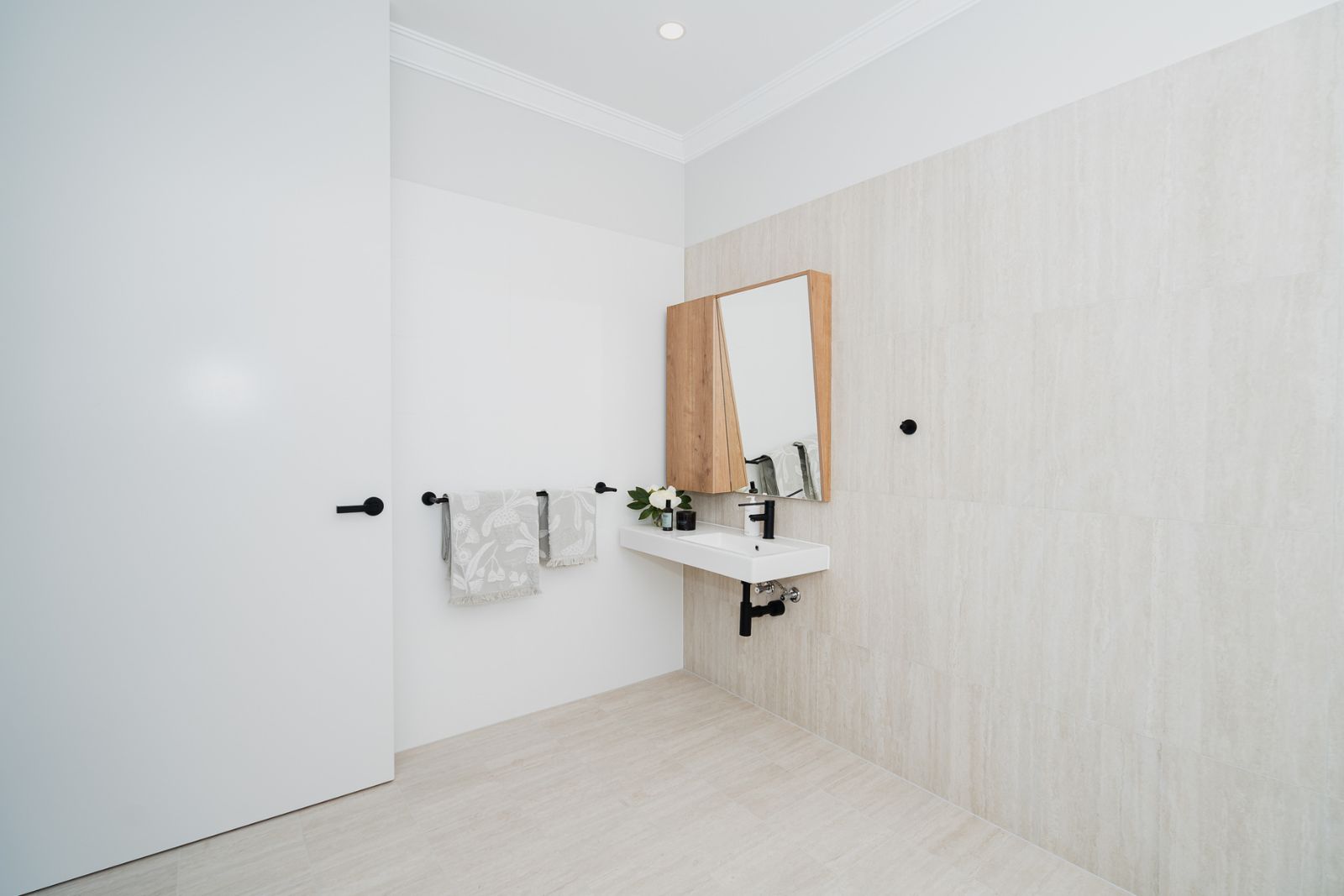 TWO spacious, luxury homes : 2 bedroom and 3 bedroom for sharing. Disability Accommodation — Home image 13