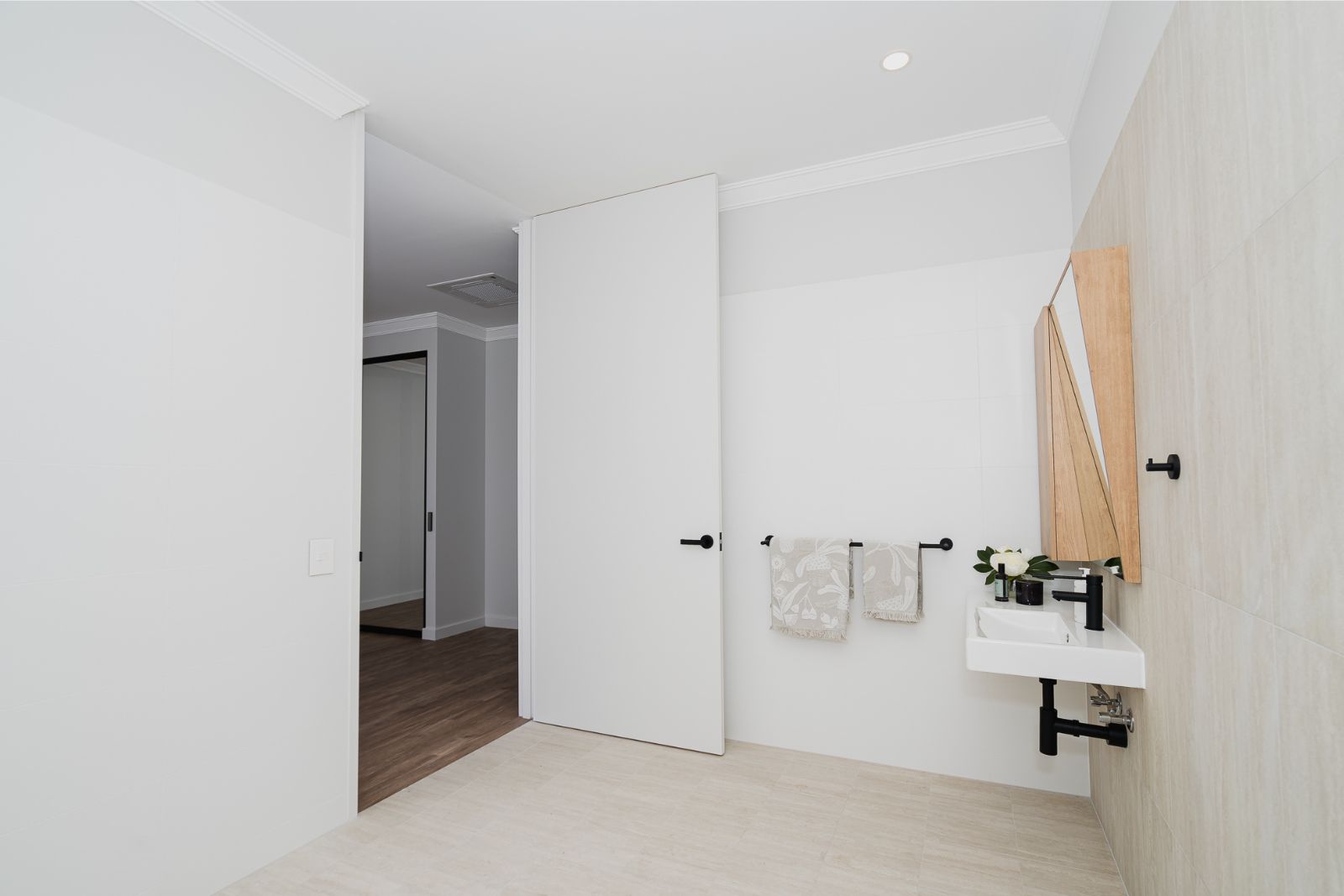 TWO spacious, luxury homes : 2 bedroom and 3 bedroom for sharing. Disability Accommodation — Home image 14
