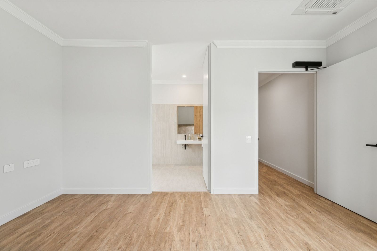 TWO spacious, luxury homes : 2 bedroom and 3 bedroom for sharing. Disability Accommodation — Home image 20