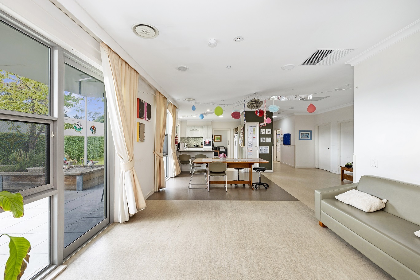 Conveniently located in leafy Kew — Home image 5