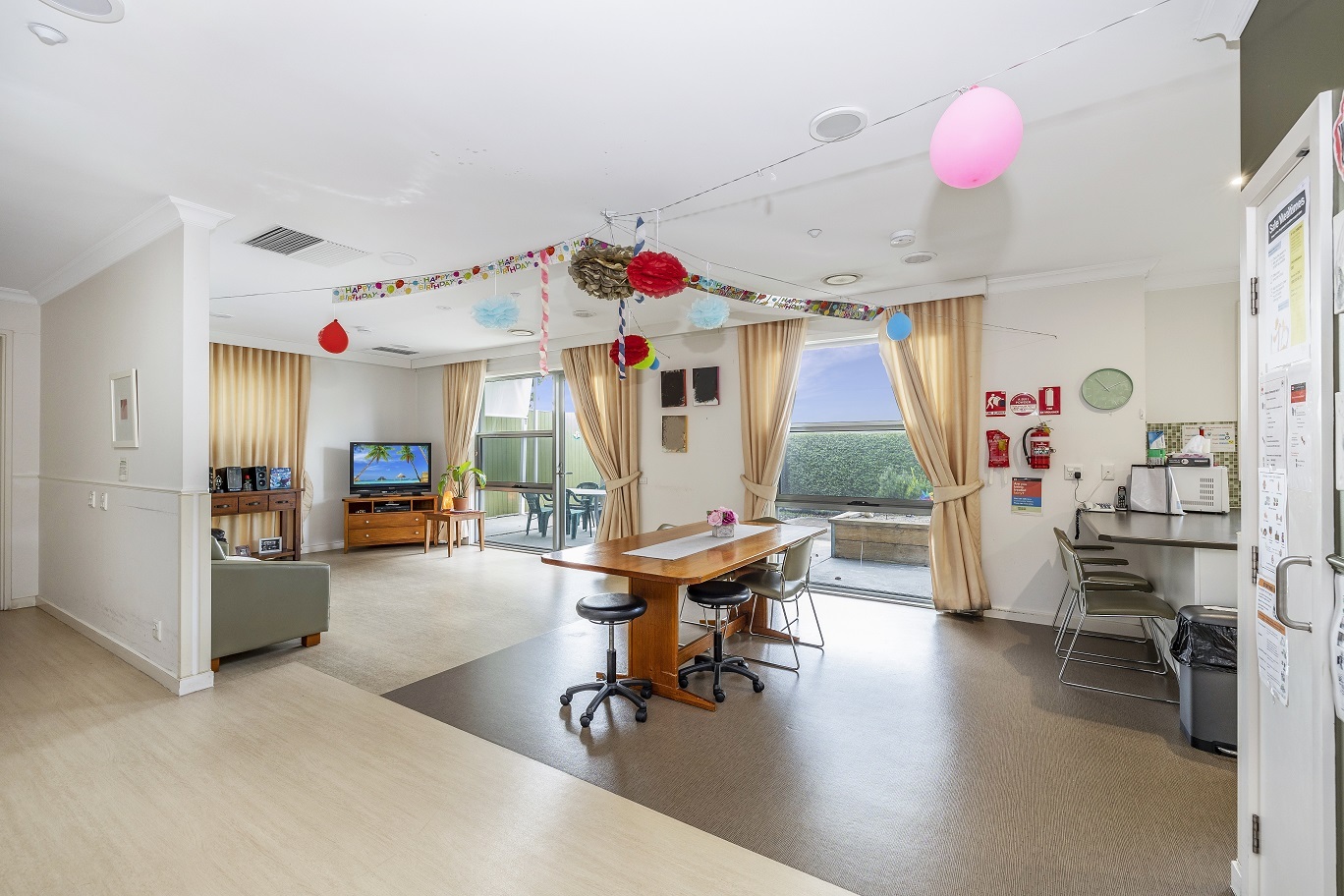 Conveniently located in leafy Kew — Home image 6