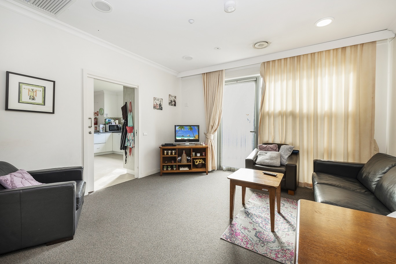 Conveniently located in leafy Kew — Home image 7