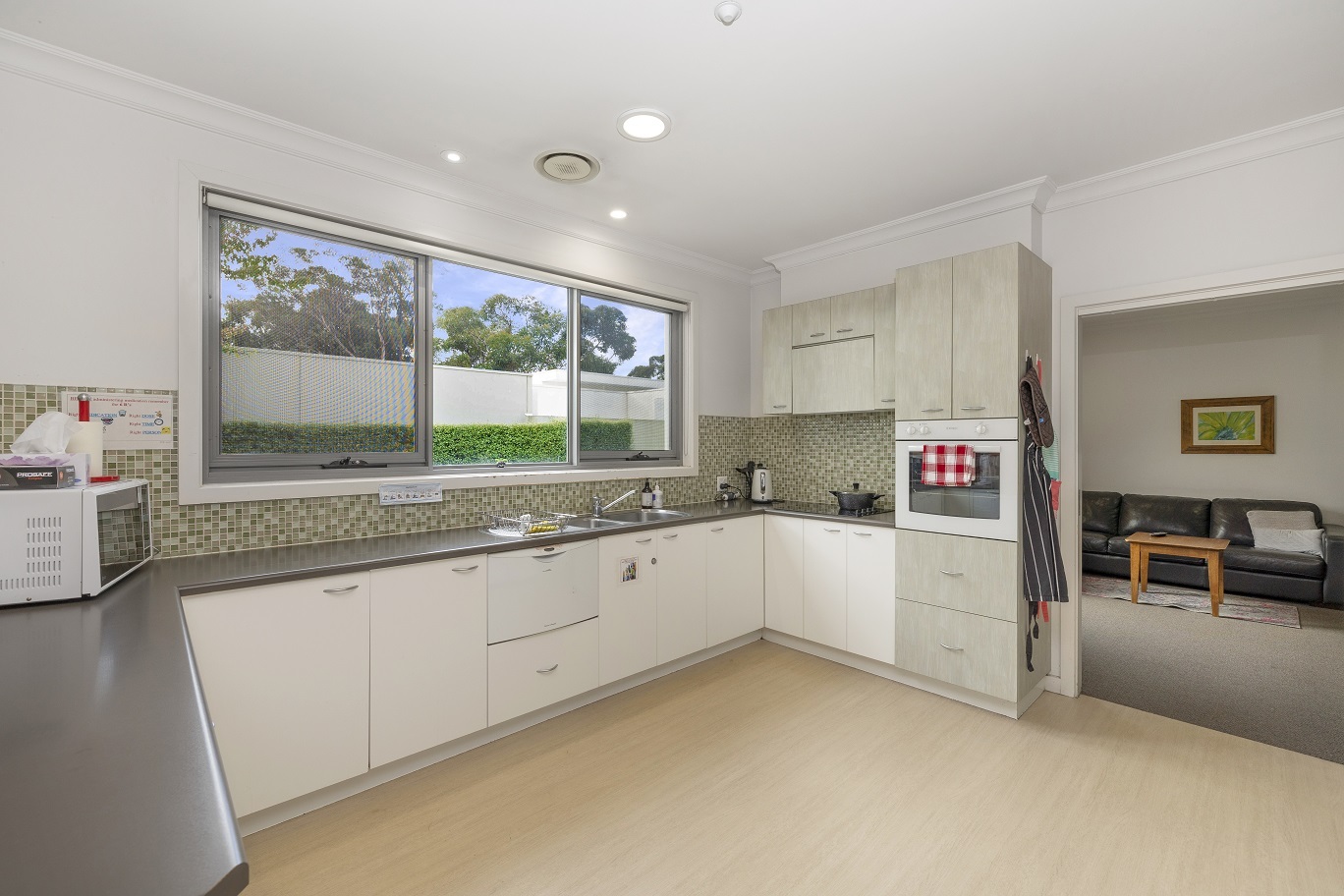 Conveniently located in leafy Kew — Home image 9