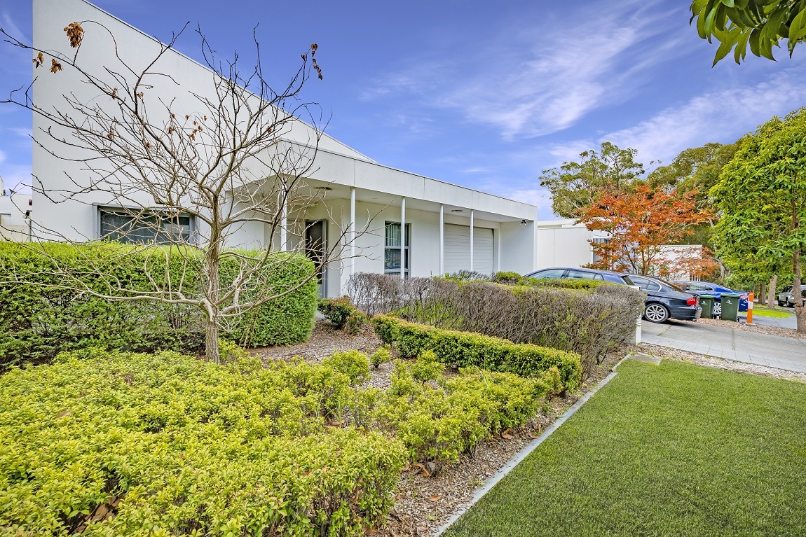 Conveniently located in leafy Kew — Home image 12