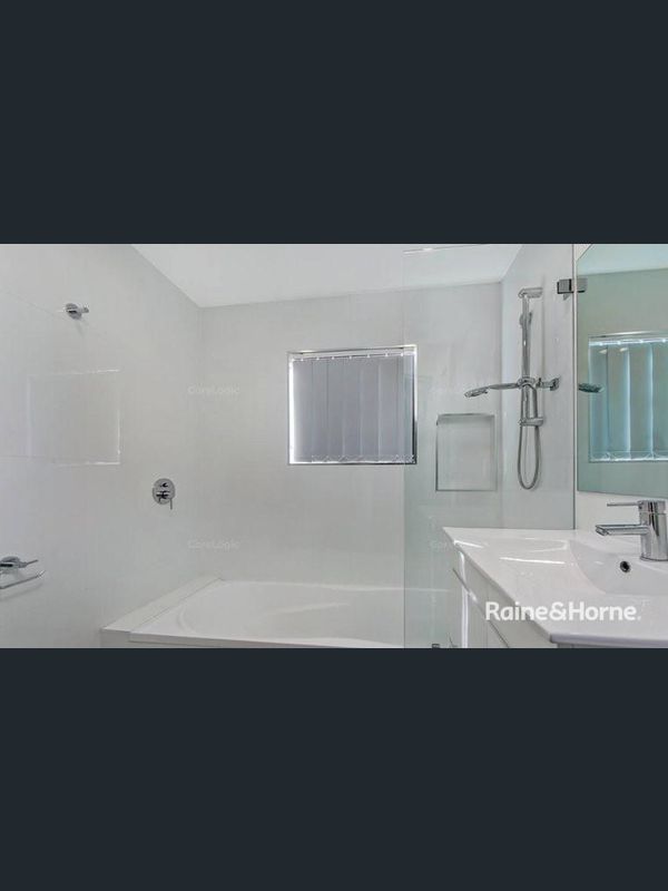 Spacious, Newly Renovated 4 Bedroom house in Guildford — Home image 3