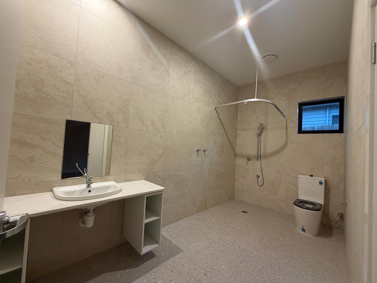 Prime Location, Walking Distance to the Beach & Close to All Amenities — Home image 3