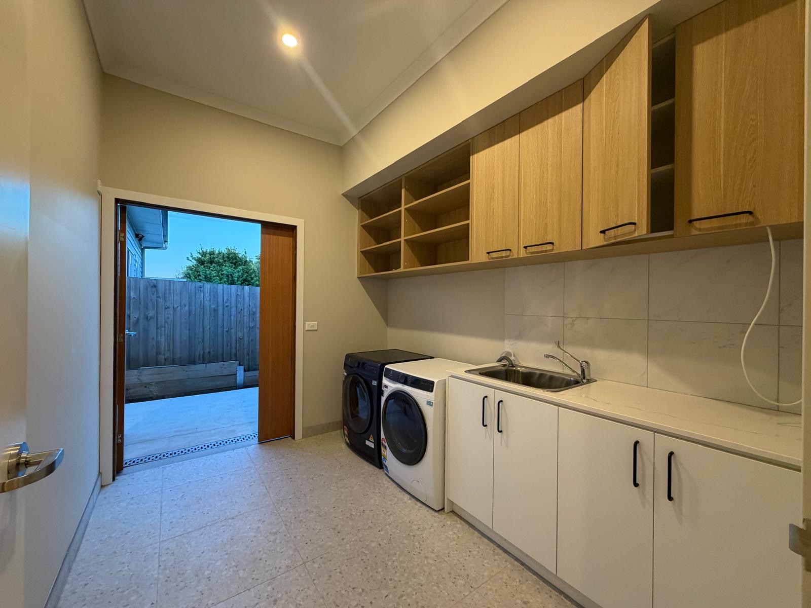 Prime Location, Walking Distance to the Beach & Close to All Amenities — Home image 5