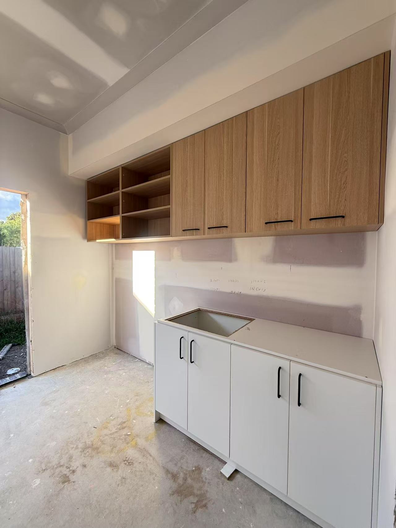 Prime Location, Walking Distance to the Beach & Close to All Amenities — Home image 2