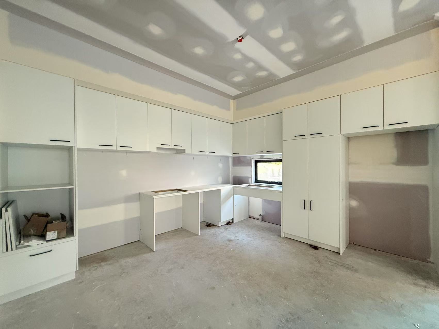 Prime Location, Walking Distance to the Beach & Close to All Amenities — Home image 3