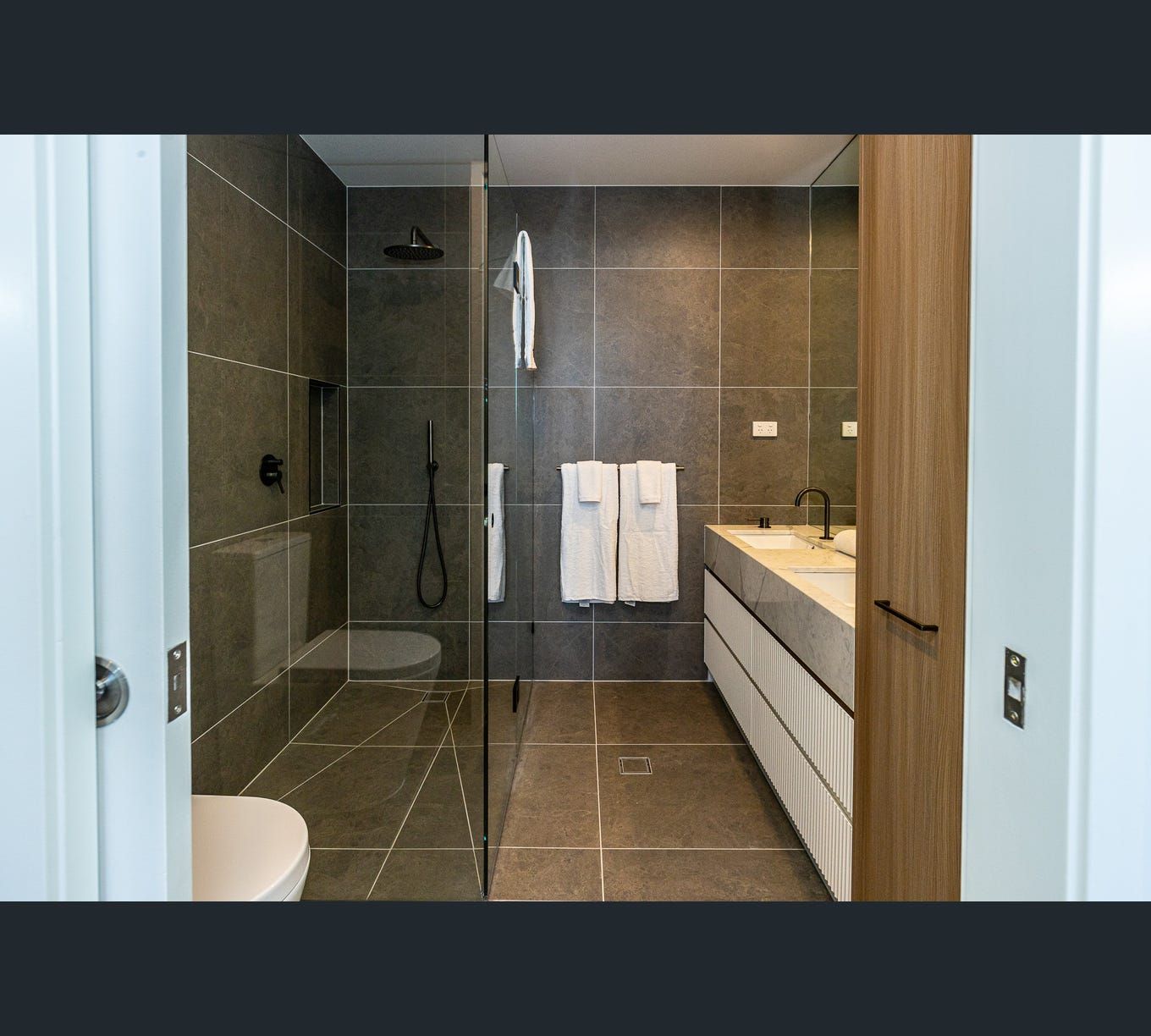 Forever SIL/ILO Home in Modern Ivanhoe — Home image 5