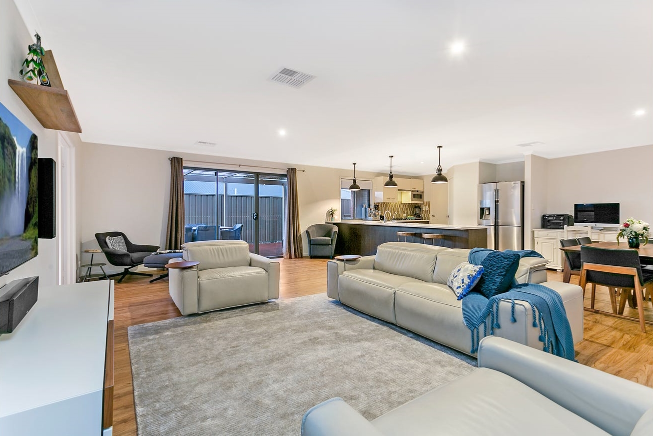 Spacious, modern beachside sharehouse — Home image 2