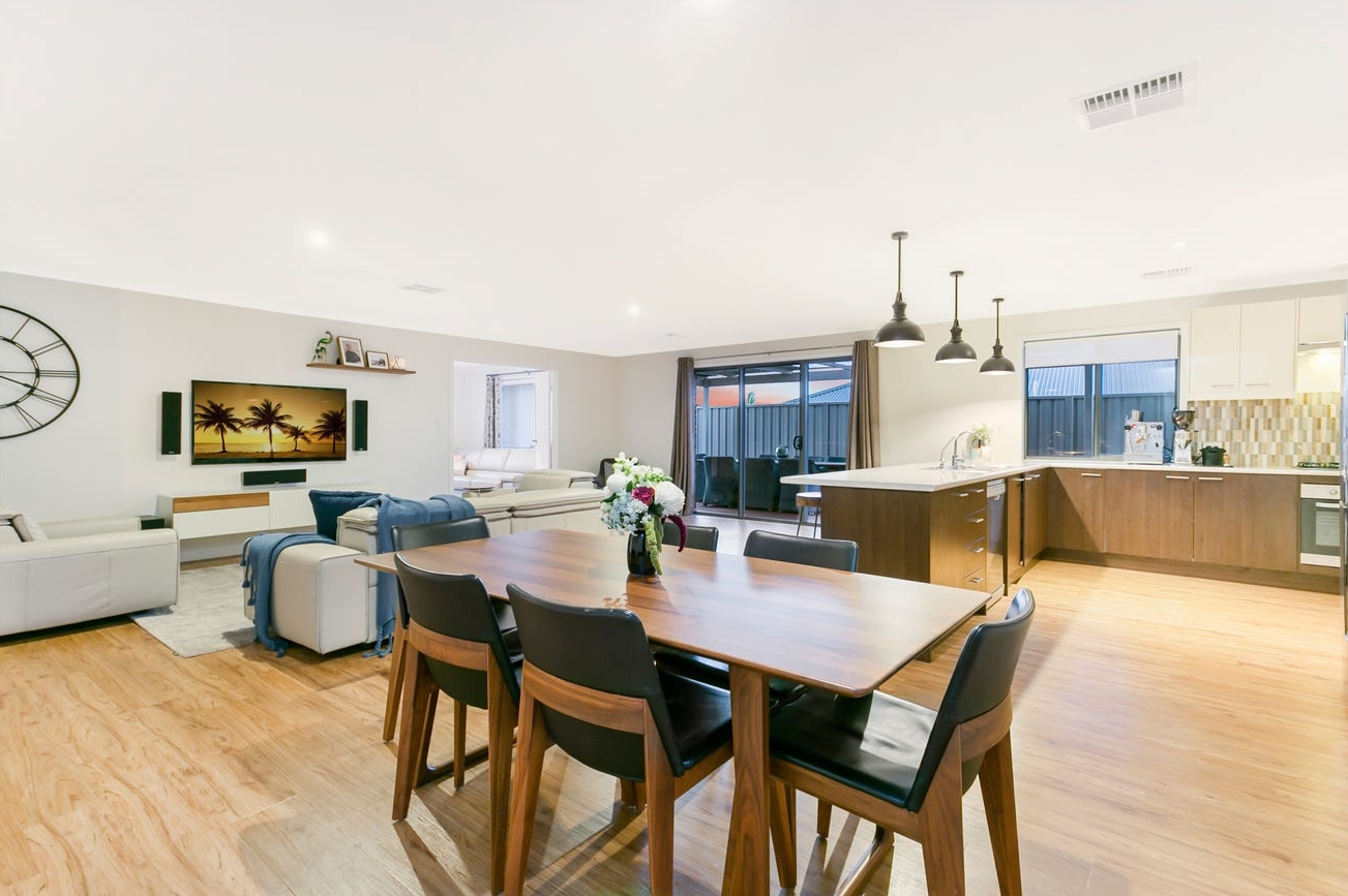 Spacious, modern beachside sharehouse — Home image 3