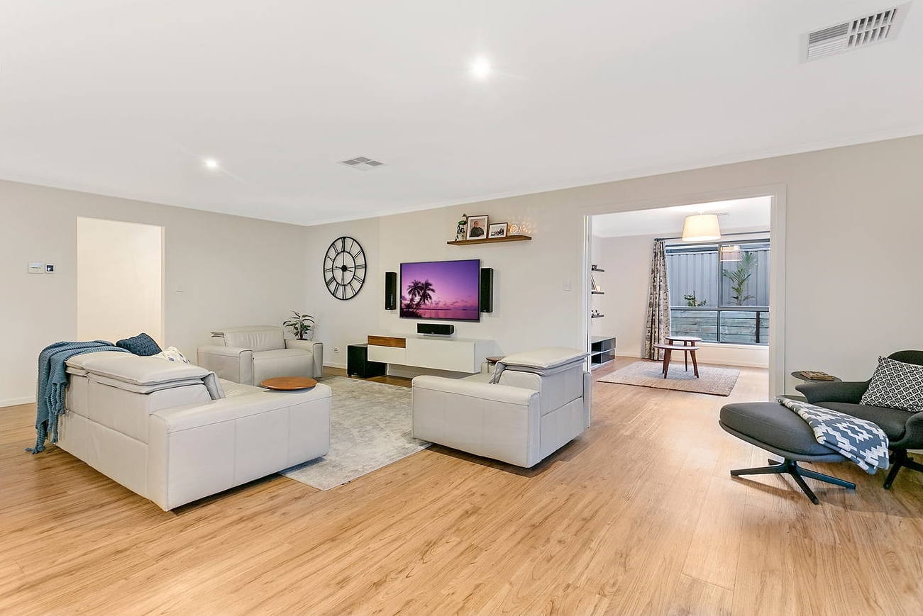 Spacious, modern beachside sharehouse — Home image 4