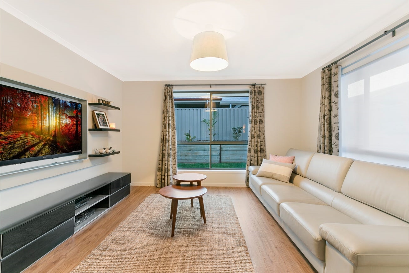 Spacious, modern beachside sharehouse — Home image 6
