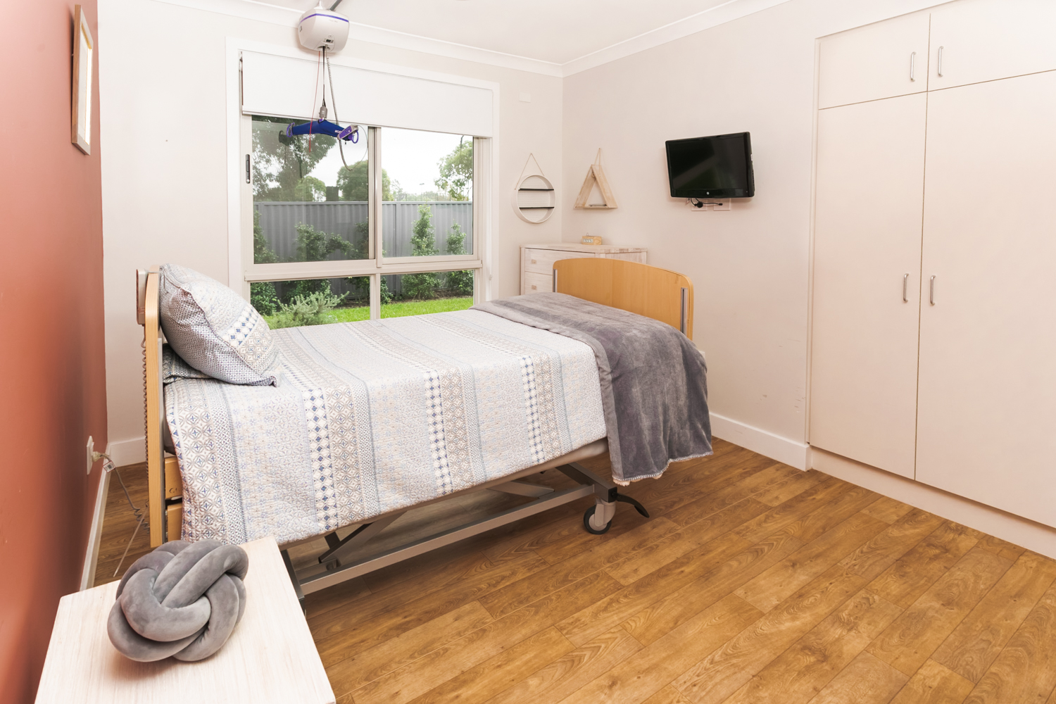 When convenience matters! this beautiful home is located close to shops, doctors, parks, and transport. — Home image 5