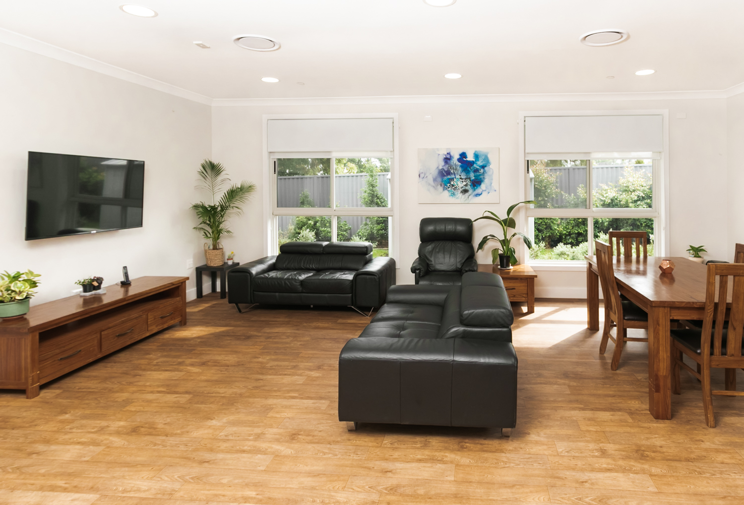 When convenience matters! this beautiful home is located close to shops, doctors, parks, and transport. — Home image 17