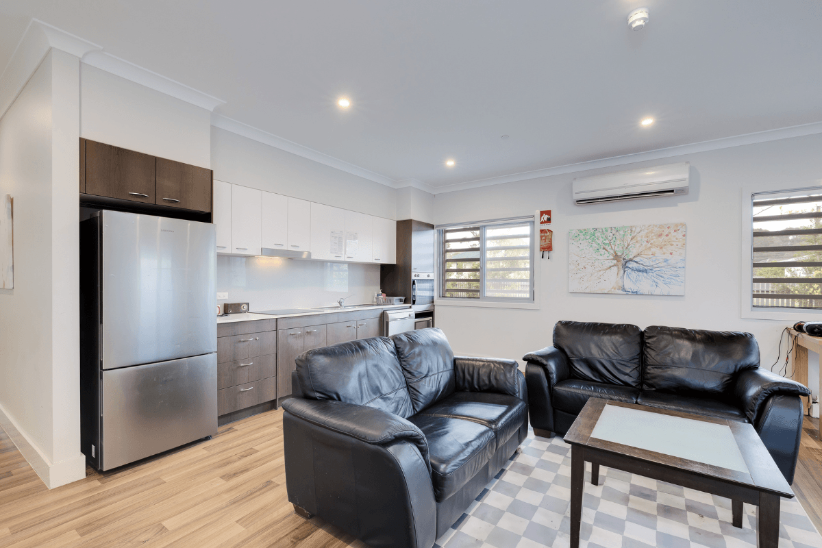 A new purpose-built villa just walking distance from shops and public transport — Home image 3