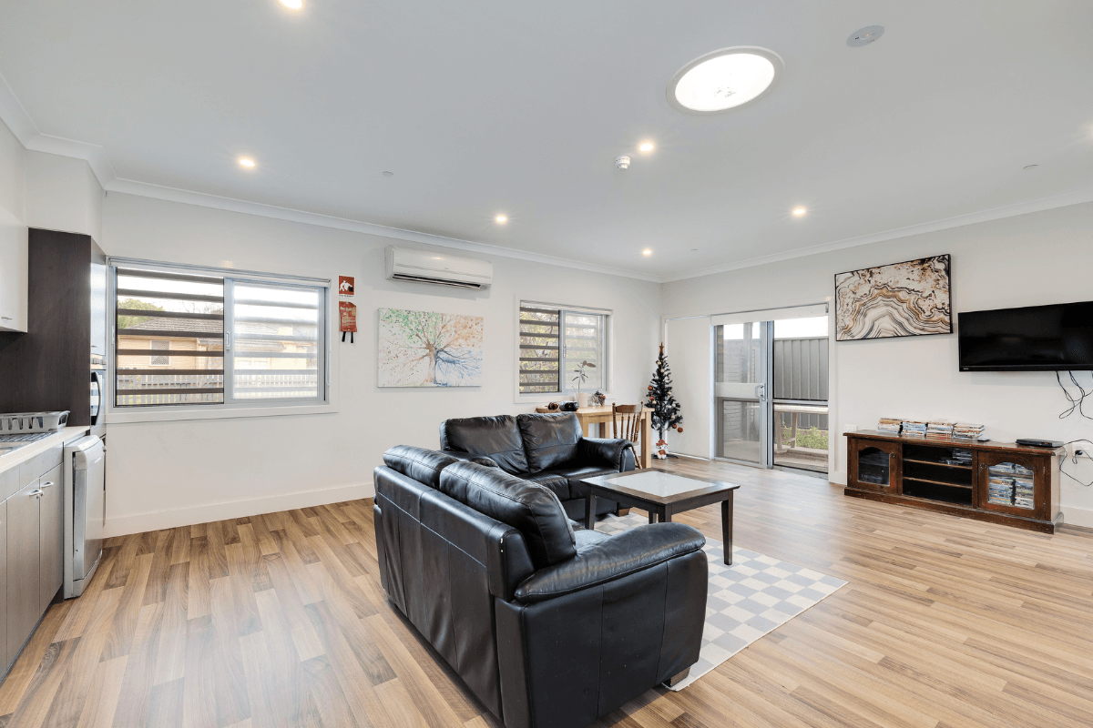 A new purpose-built villa just walking distance from shops and public transport — Home image 4