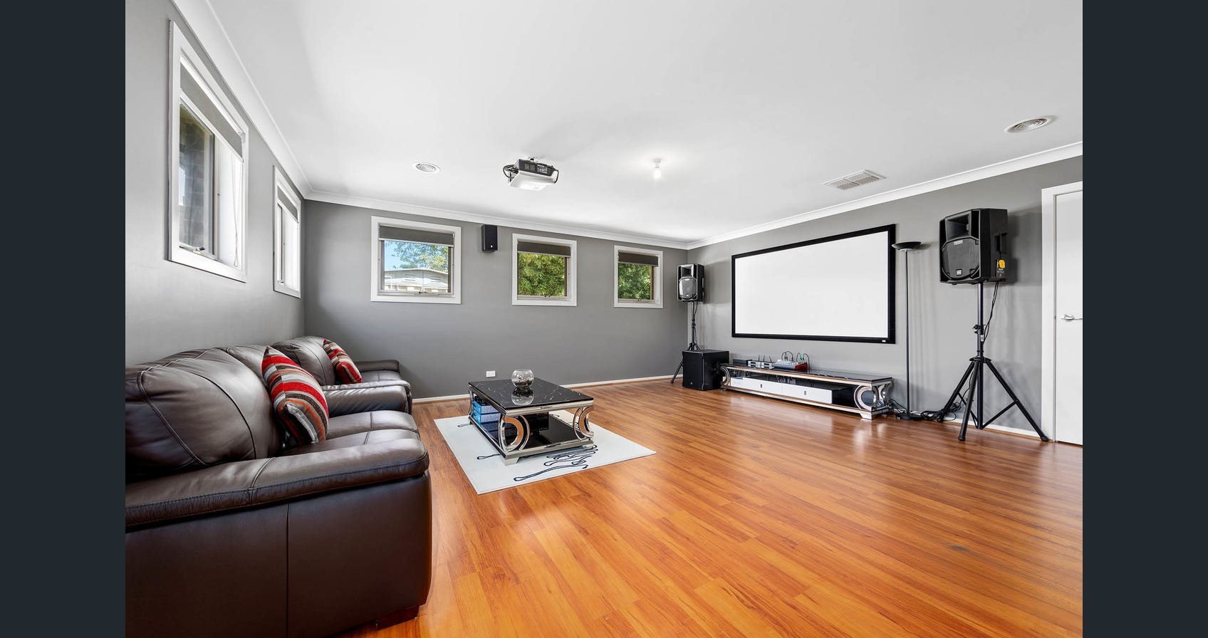 Stunning & Spacious- Cinema room included!! — Home image 4