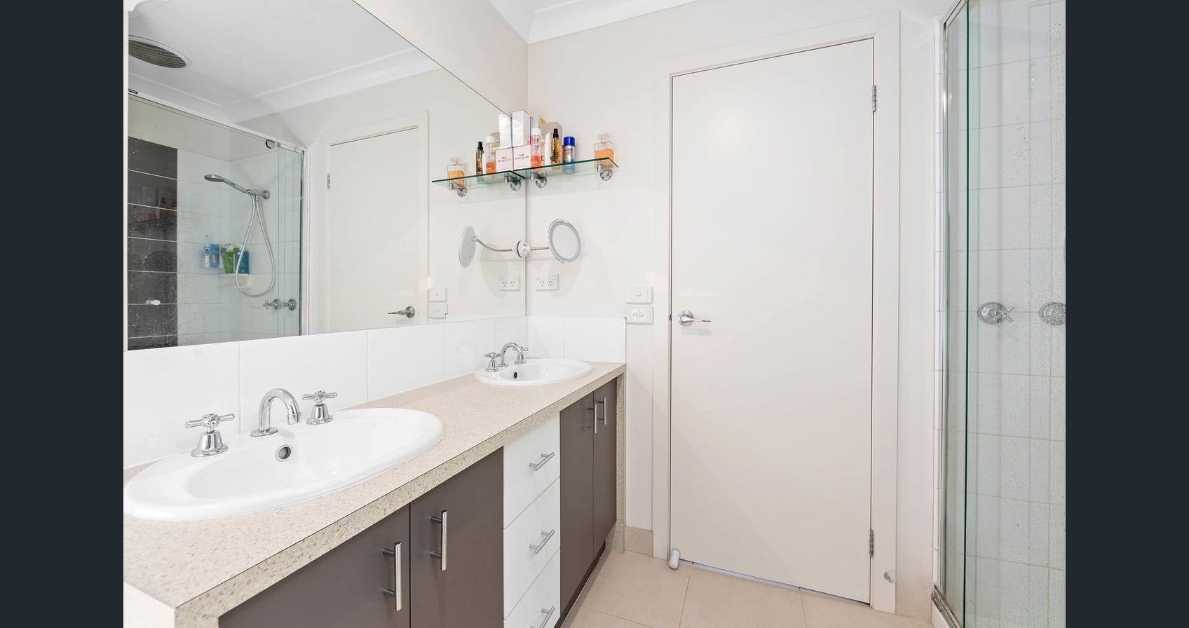 Stunning & Spacious- Cinema room included!! — Home image 16