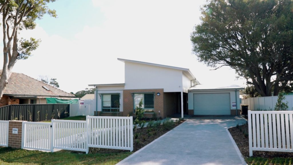 MODERN HPS HOME IN SUNNY FERN BAY — Home image 2