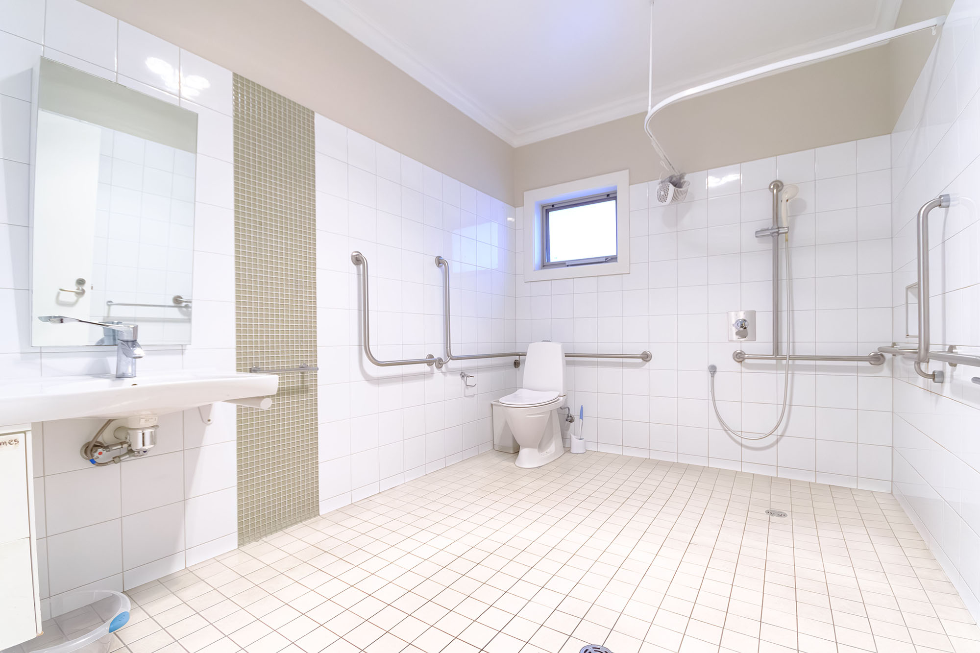 Vacancy in spacious SDA home near the beach — Home image 7