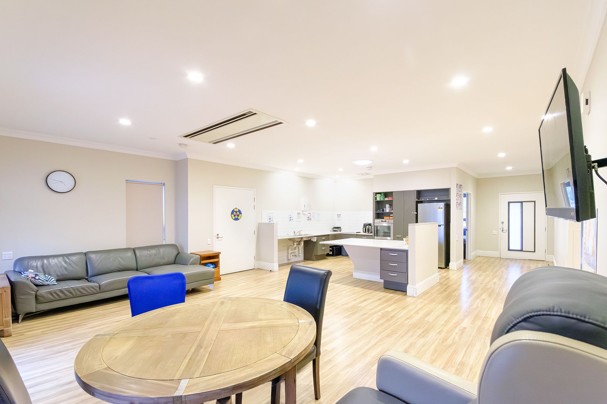 Vacancy in spacious SDA home near the beach — Home image 7
