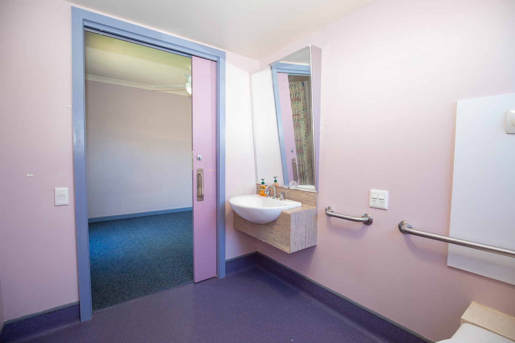 One vacancy with ensuite in three bedroom villa in Horsham — Home image 2