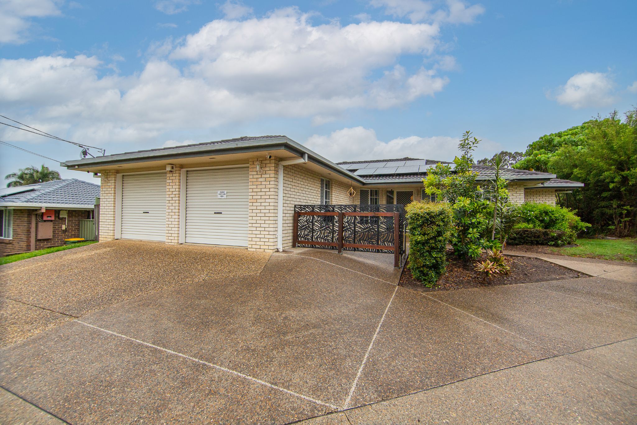 Cozy Regents Park home with pool, entertainment area, BBQ, and garden shed — Home image 4
