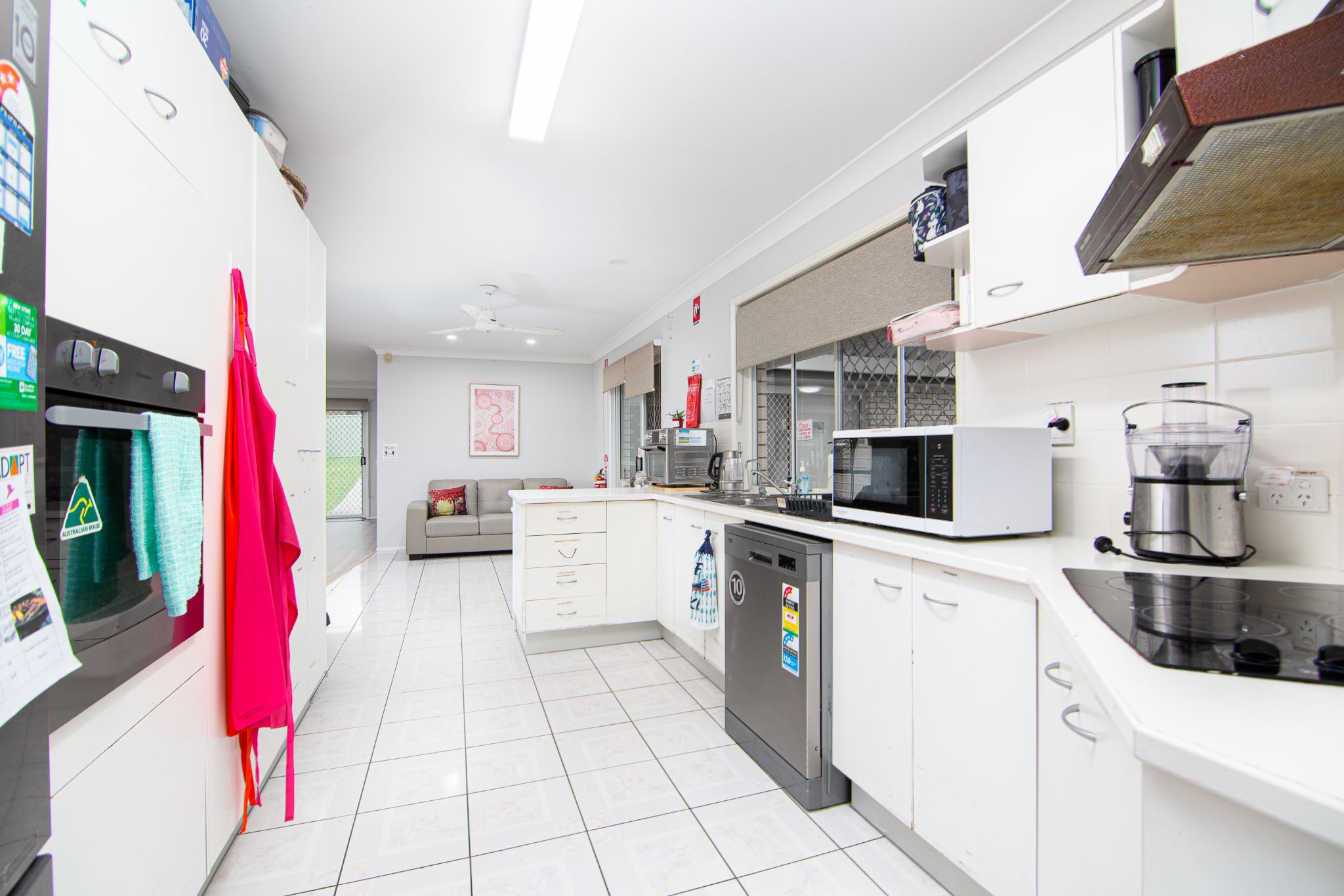 Cozy Regents Park home with pool, entertainment area, BBQ, and garden shed — Home image 5