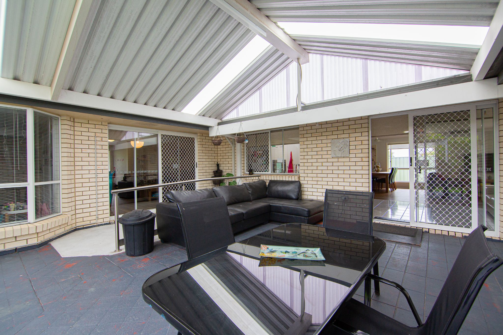 Cozy Regents Park home with pool, entertainment area, BBQ, and garden shed — Home image 6