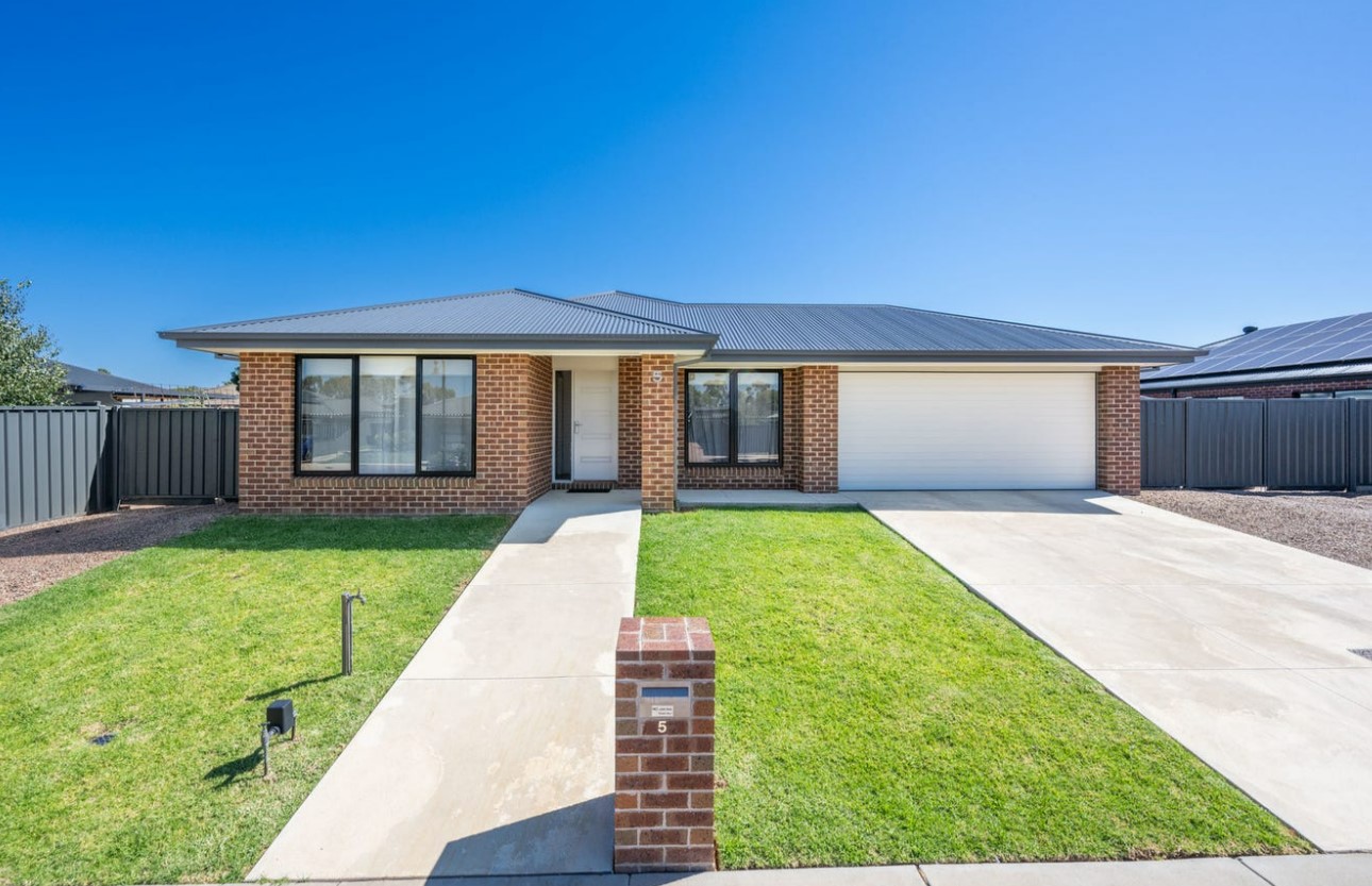 Spacious 4 Bedroom STA House - Best for Respite and Short Stays — Home image 4