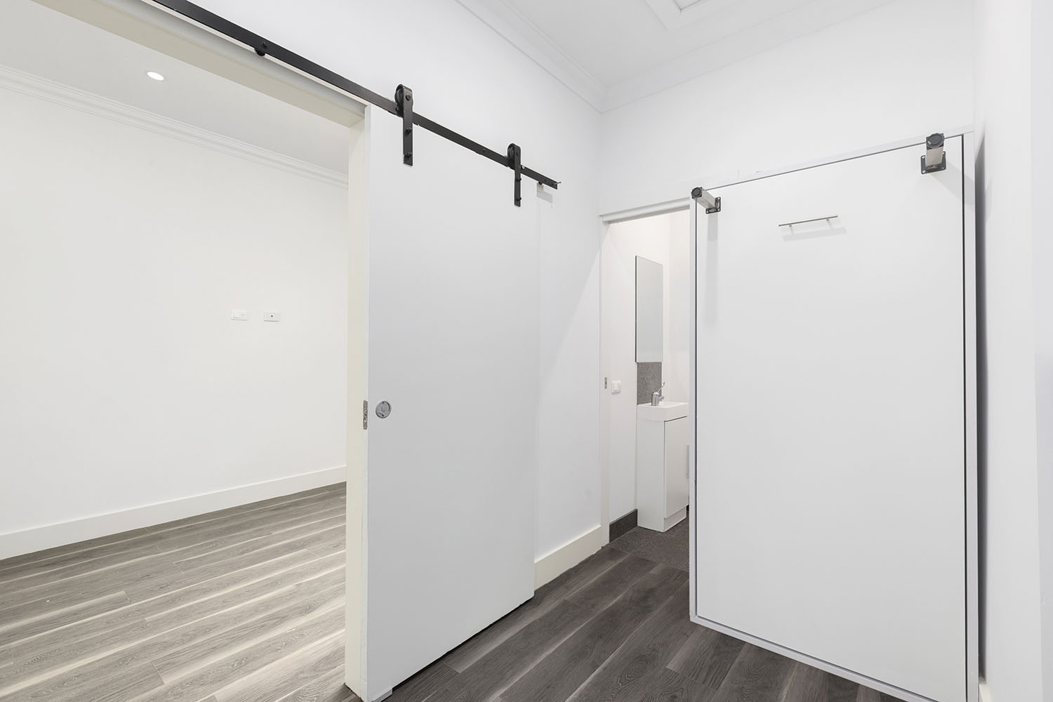 Beautifully Renovated Boutique Apartment in Hampton – A Place to Feel at Home — Home image 4