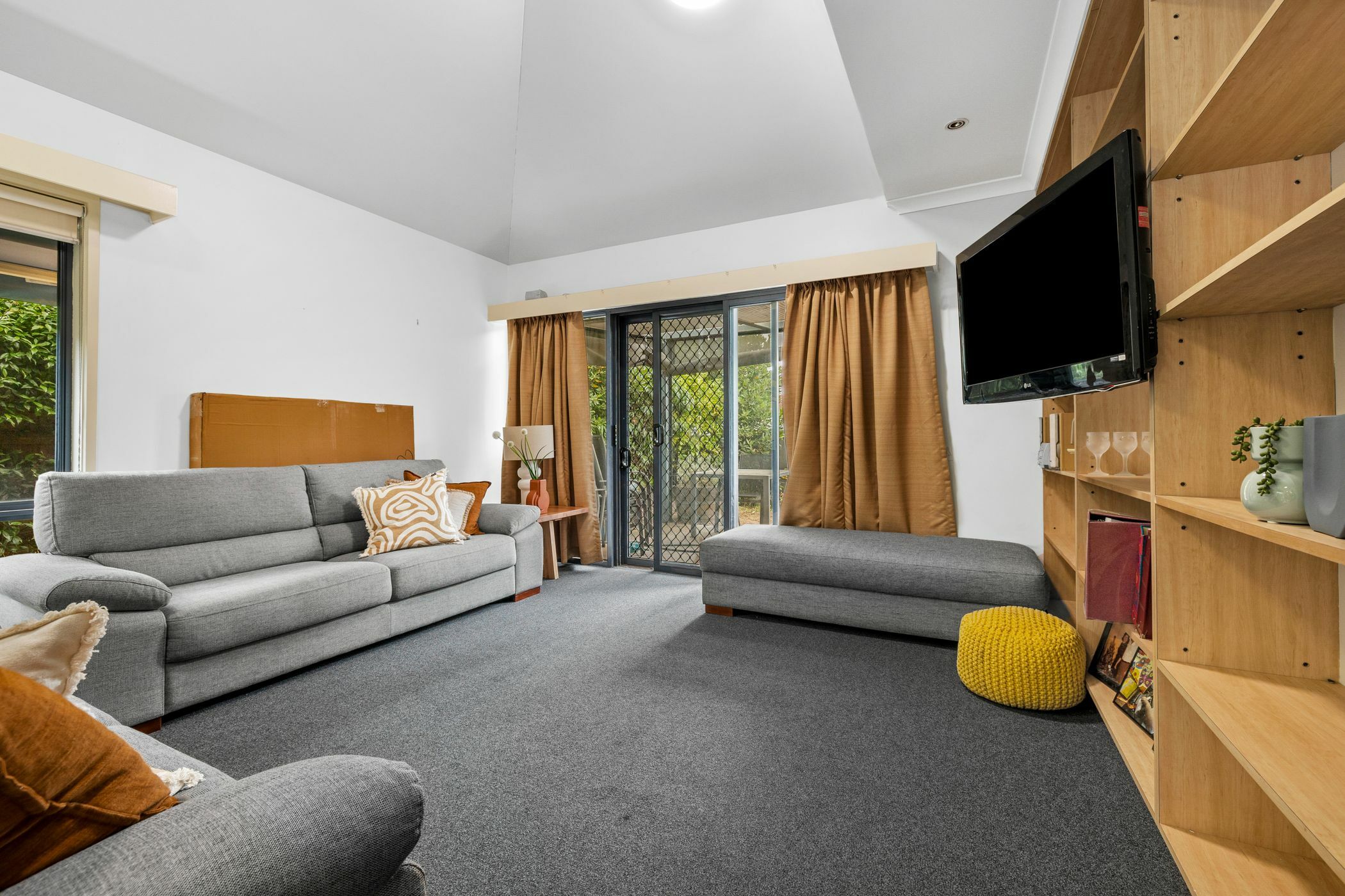 Modern living conveniently close to the station and shops. — Home image 2