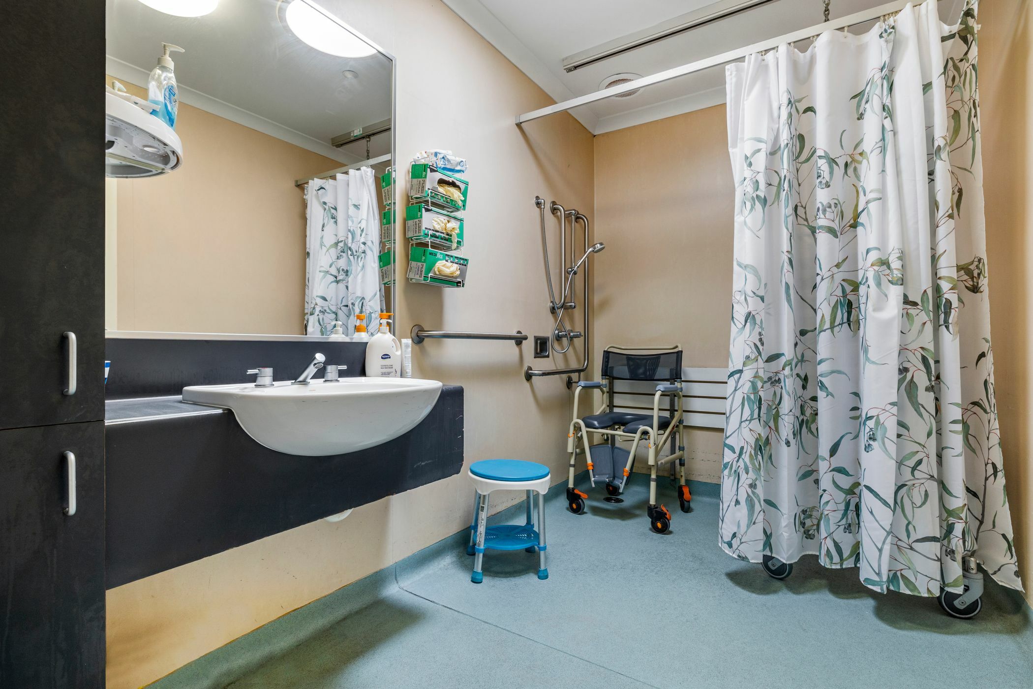 Modern living conveniently close to the station and shops. — Home image 4