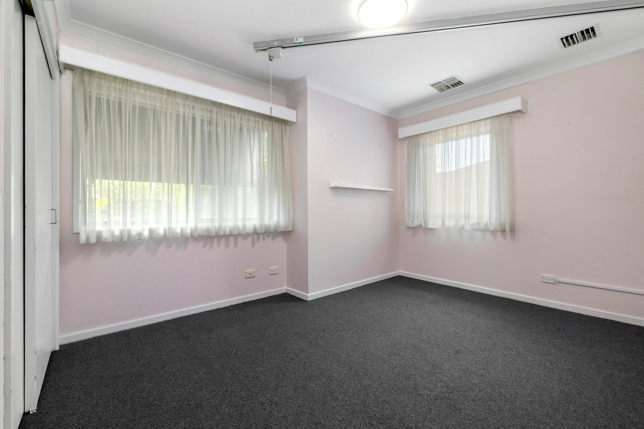 Modern living conveniently close to the station and shops. — Home image 5