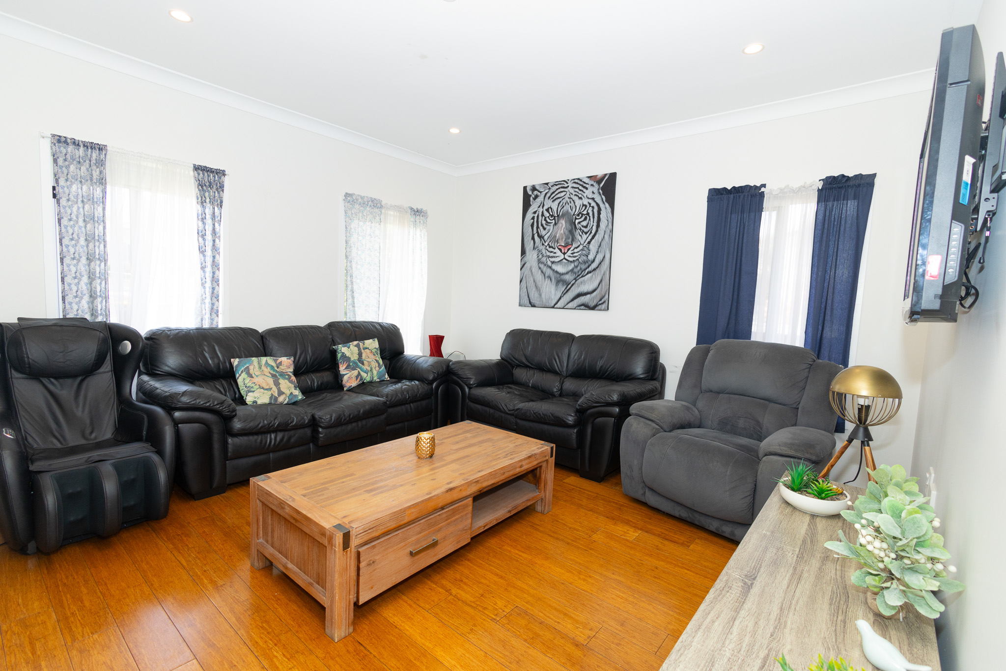 Stylish SDA in Penrith: accessible villa with private backyard — Home image 2