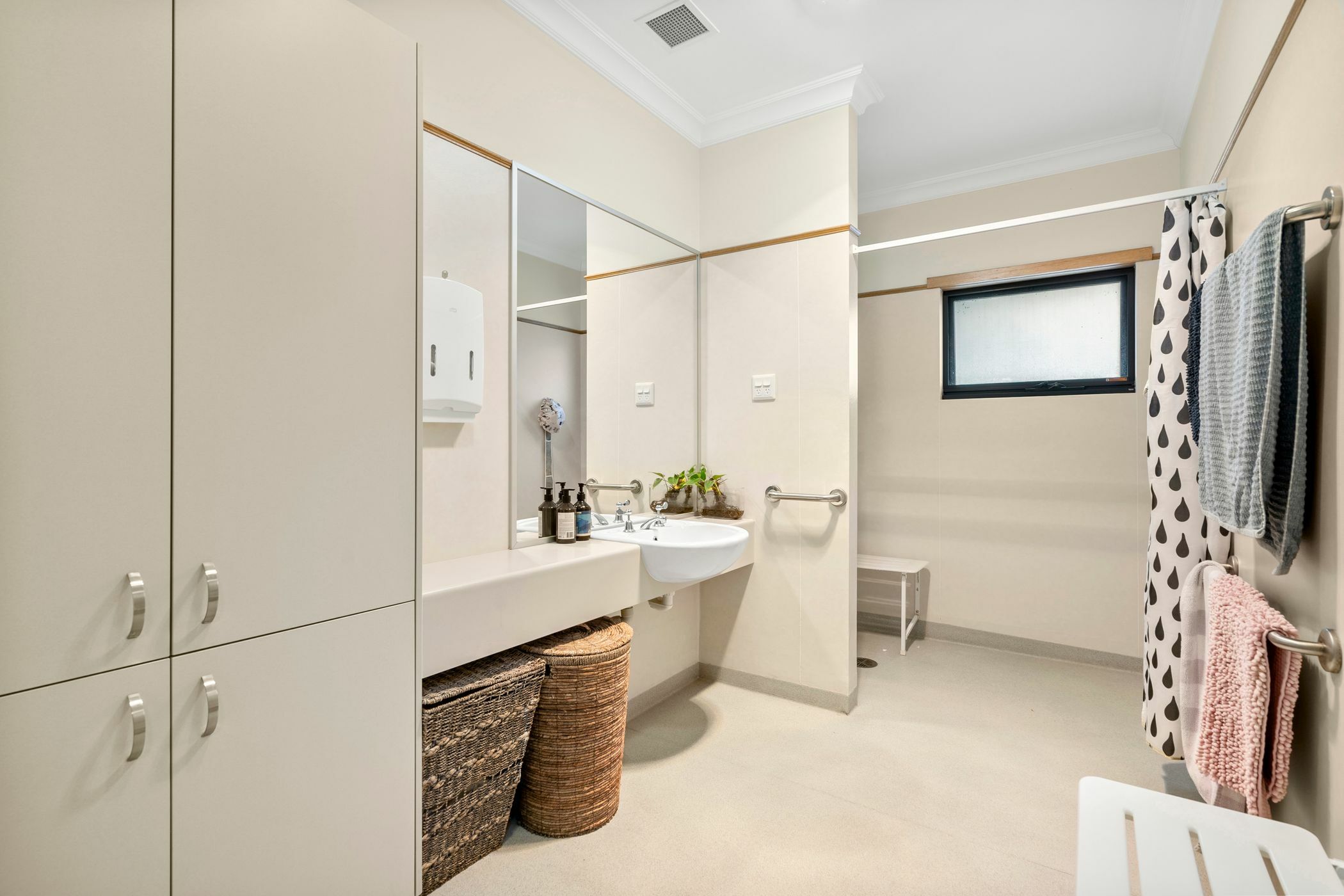 Open plan living in Warrnambool. — Home image 3
