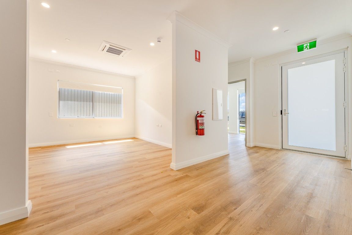 4 BR HPS Oceanfront Home for 3 Residents– OOA & 2 Living Area- Mindarie — Home image 2