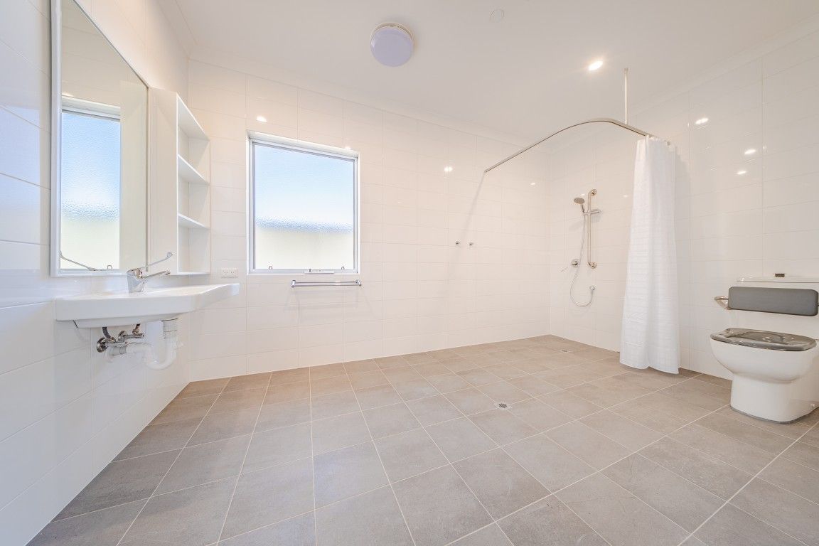 4 BR HPS Oceanfront Home for 3 Residents– OOA & 2 Living Area- Mindarie — Home image 4