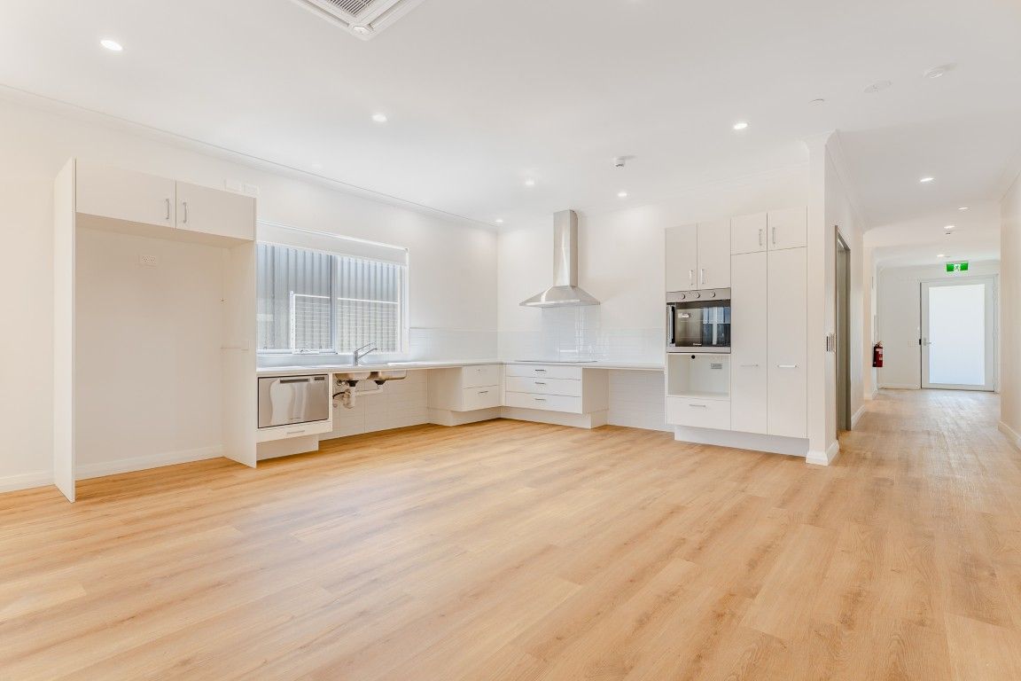 4 BR HPS Oceanfront Home for 3 Residents– OOA & 2 Living Area- Mindarie — Home image 5