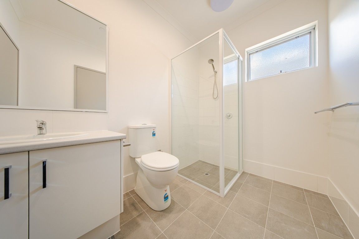 4 BR HPS Oceanfront Home for 3 Residents– OOA & 2 Living Area- Mindarie — Home image 6